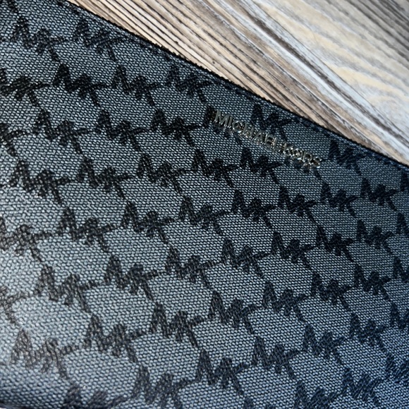 13. Michael Kors Large Zip Clutch Wrislet - Picture 2 of 8